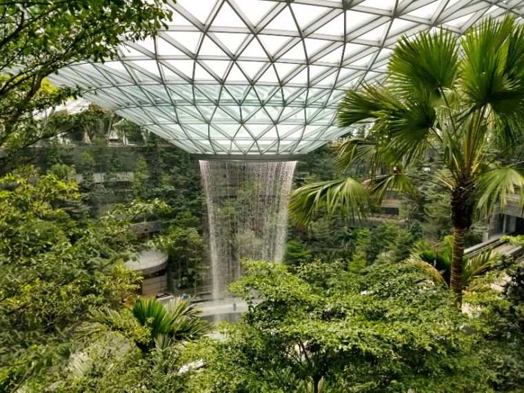 aéroport de singapour projet construction chute eau