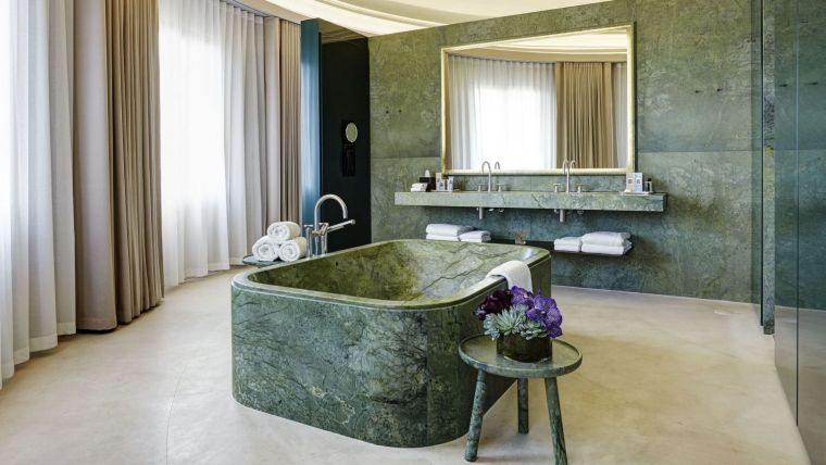 baignoire marbre vert salle de bain deco