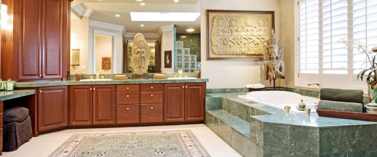 baignoire salle de bain marbre vert meuble bois