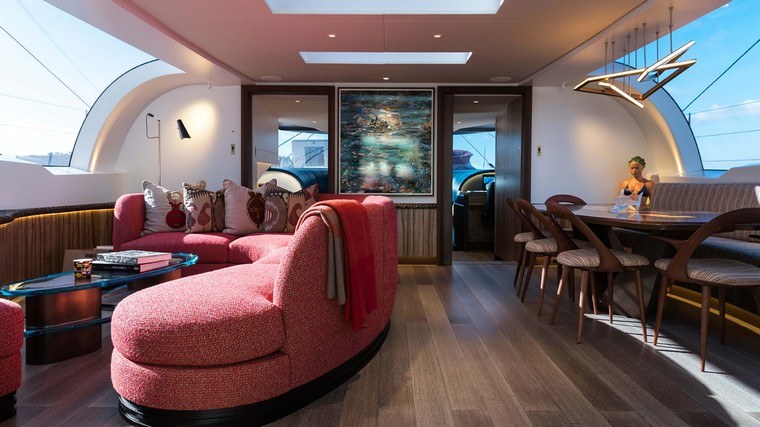 yacht à voile salon intérieur design luxe bar tabourets