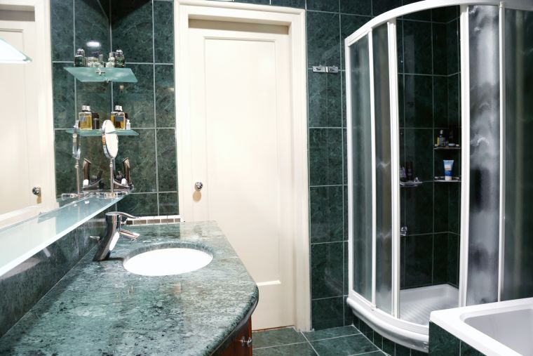 carrelage salle de bain en marbre vert fonce