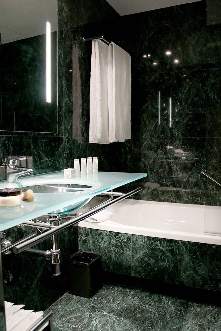 couleur deco salle de bain tendance marbre vert