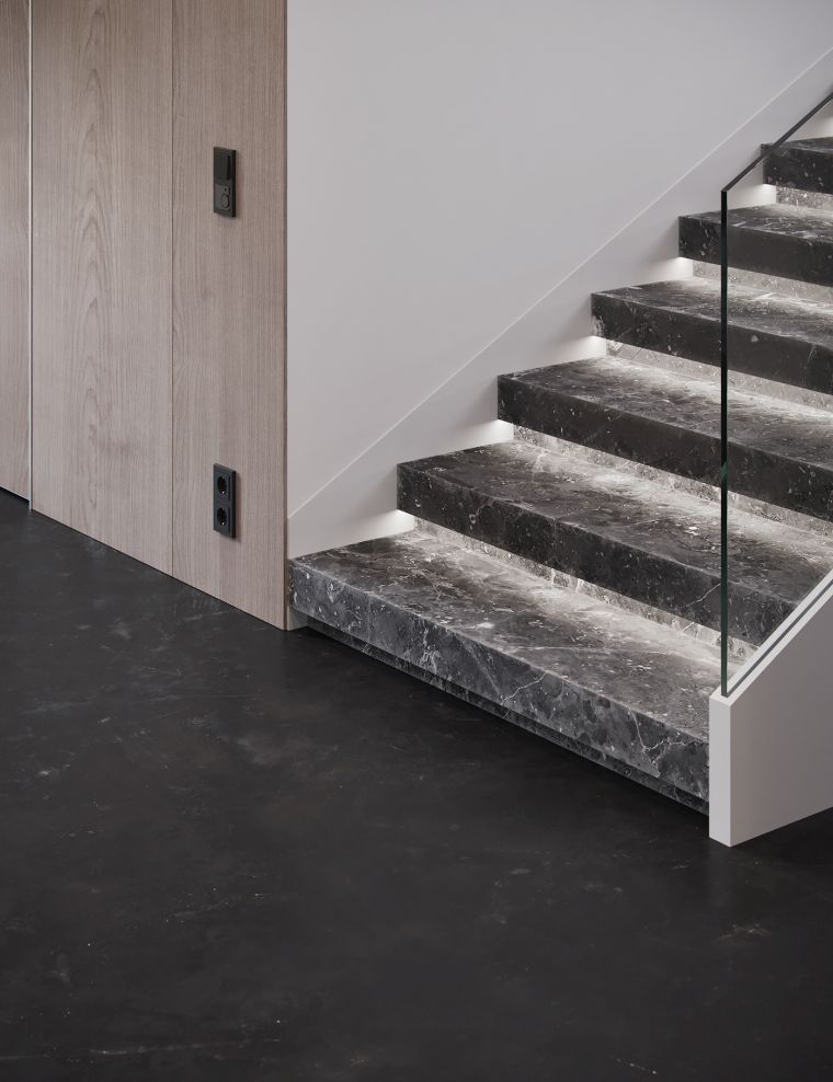 escalier design en marbre noir
