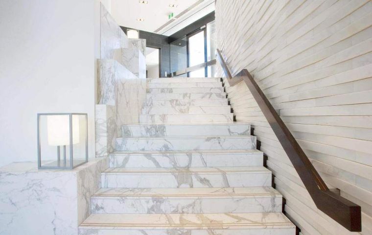 escalier en marbre blanc interieur