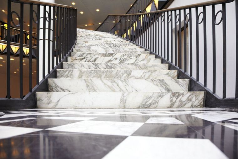 escalier en marbre avec rambarde en fer forge