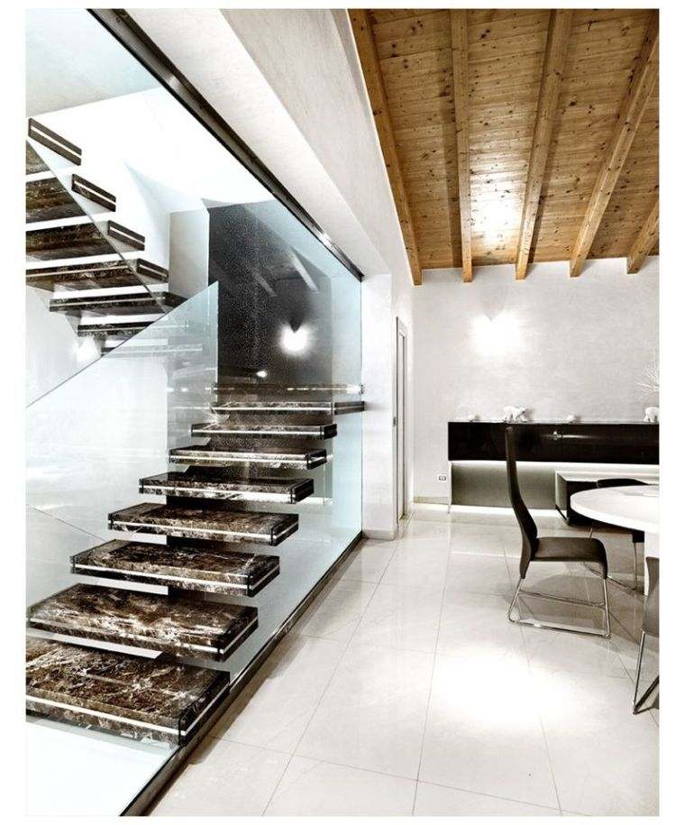 escalier en marbre avec rambarde en verre