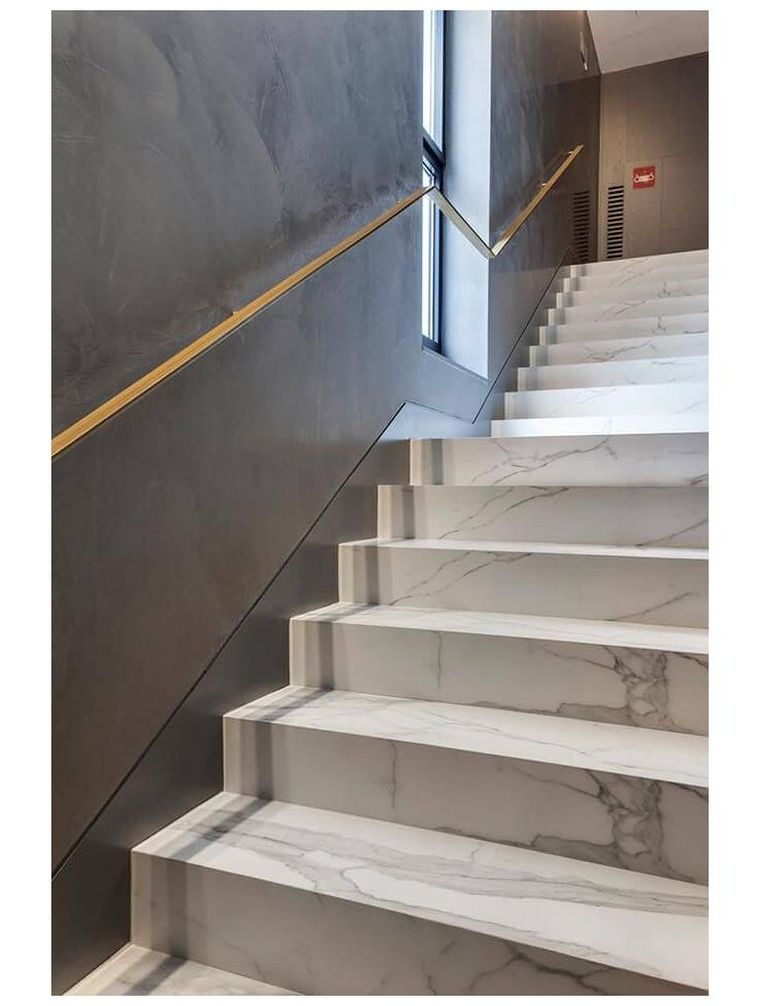 escaliers en marbre blanc