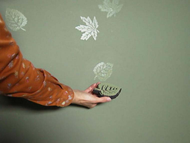 idée motif peinture murale feuilles argentées