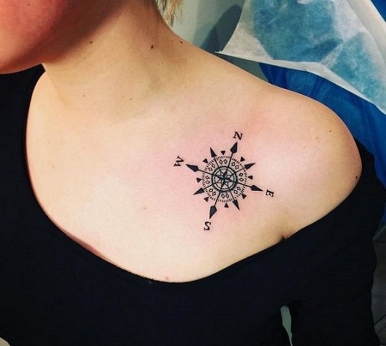 tatouage épaule femme tatouage compas