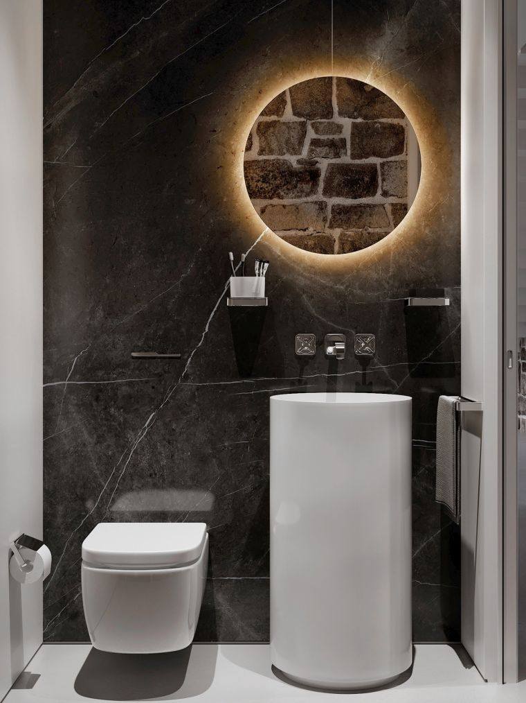 mur noir de salle de bain en marbre