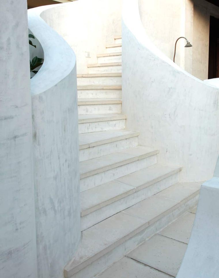 petit escalier exterieur en marbre