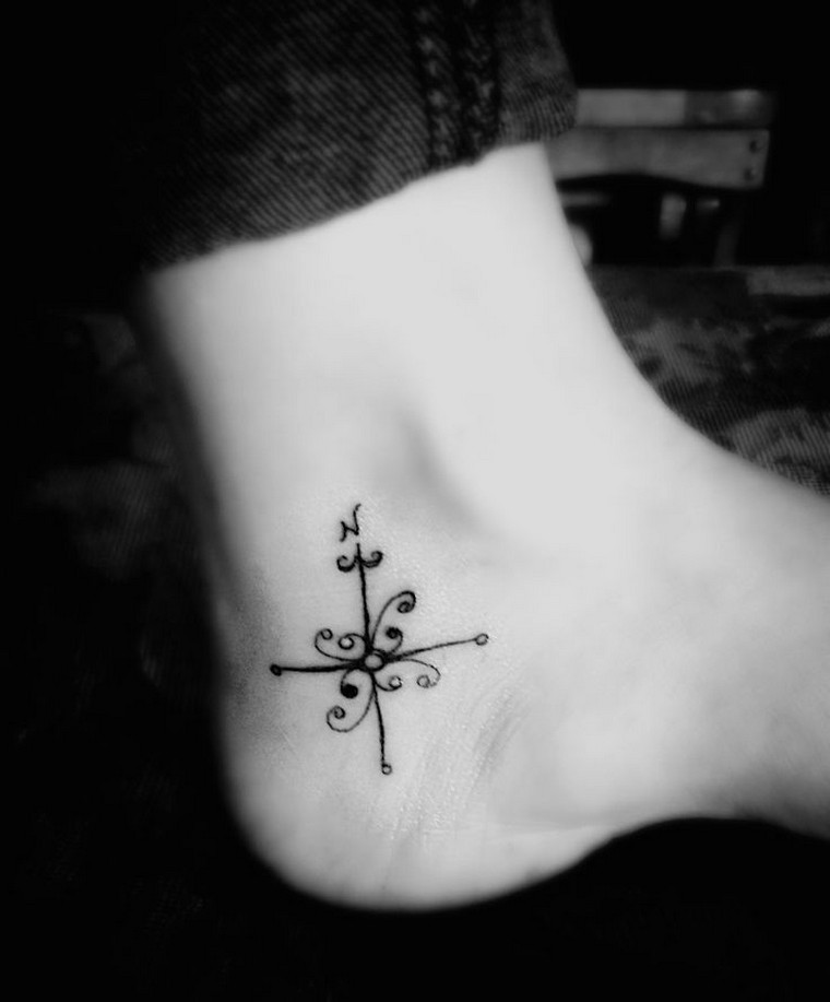 petit-tatouage-femme-tatouage-compas-signification-idee-modele