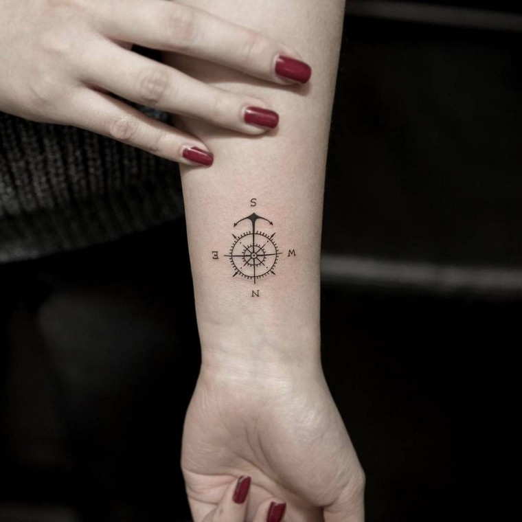 petit-tatouage-tatouage-compas-signification-idee-modele