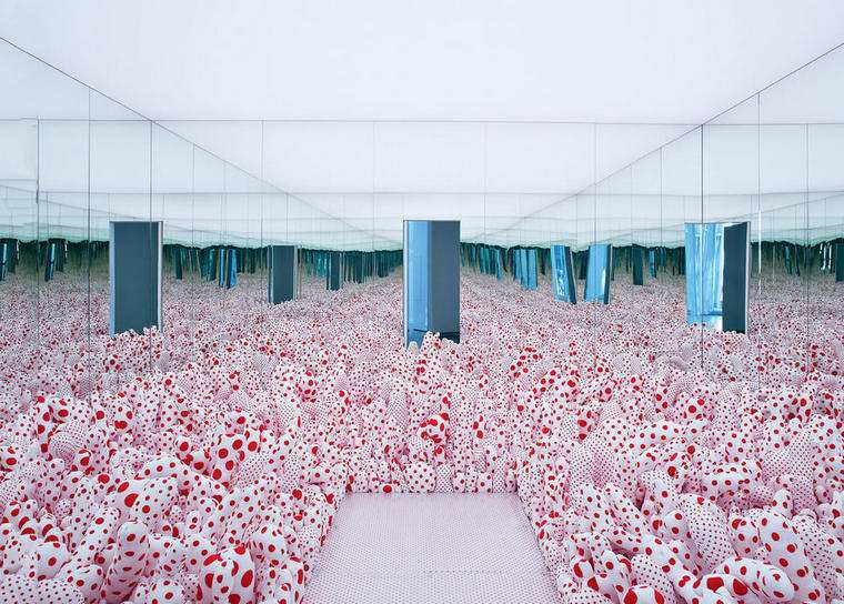 Yayoi Kusama oeuvre collection fondation Louis Vuitton champignons salle miroirs
