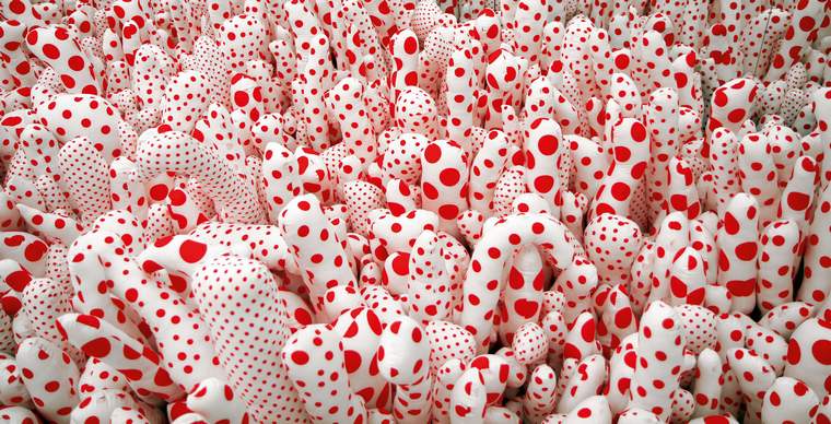 Yayoi Kusama oeuvre pois rouges