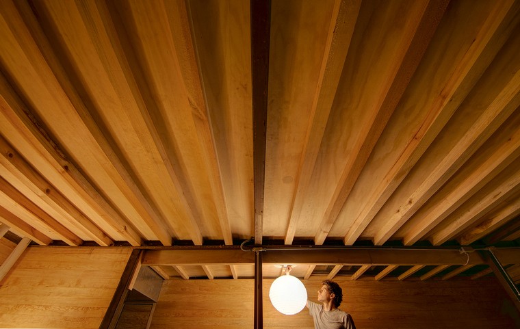 cabane flottante plafond poutres bois
