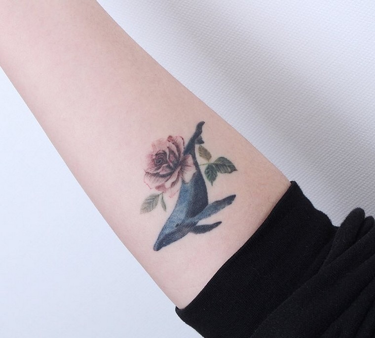 tatouage baleine tatouage bras avant bras femme idée