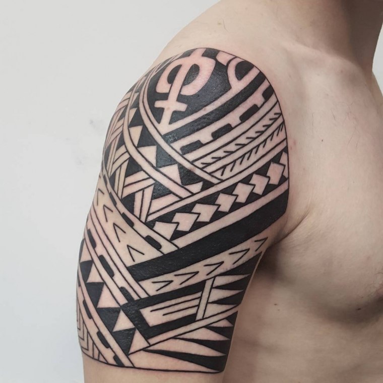 tatouage maorie homme tatouage épaule idée modèle