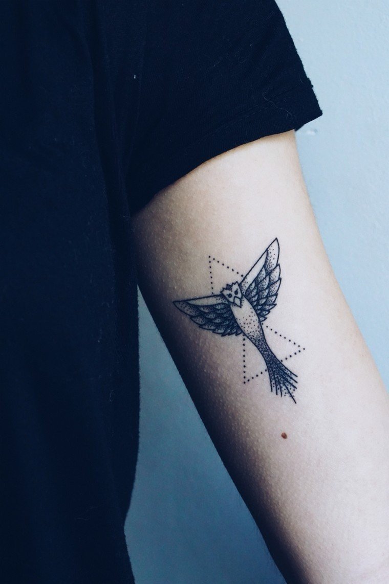 tatouage oiseau triangle bras avant bras