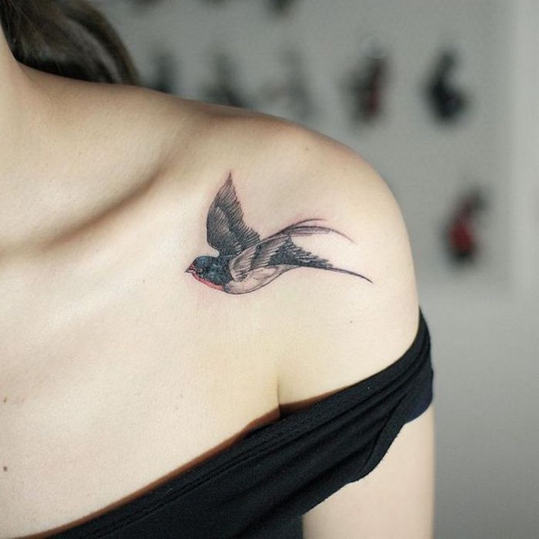 tatouage épaule femme tatouage oiseau