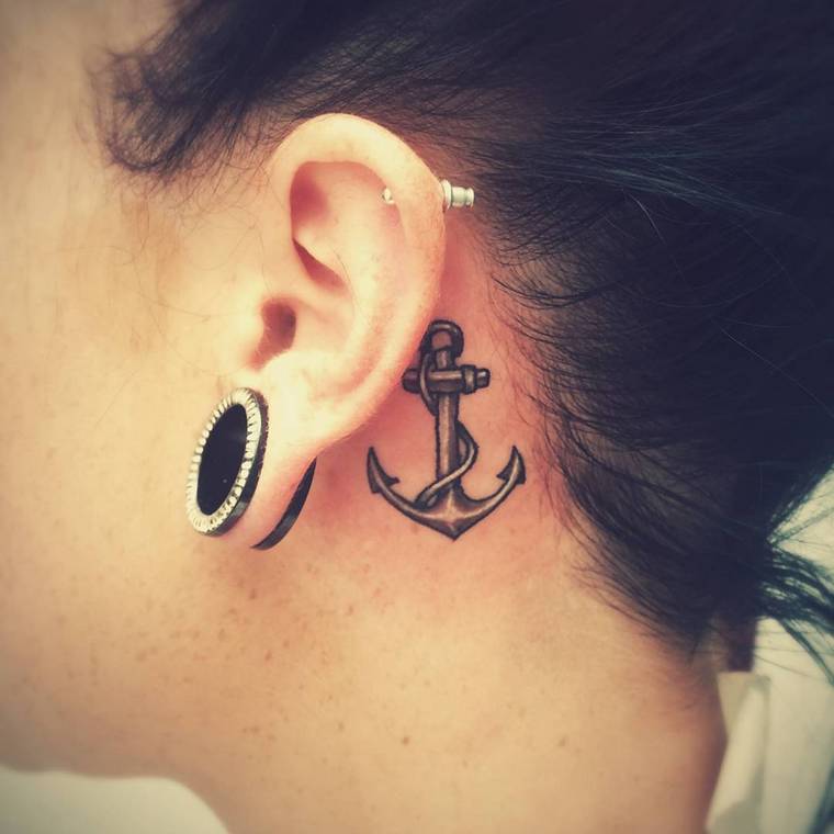 premier tatouage femme ancre derrière oreille
