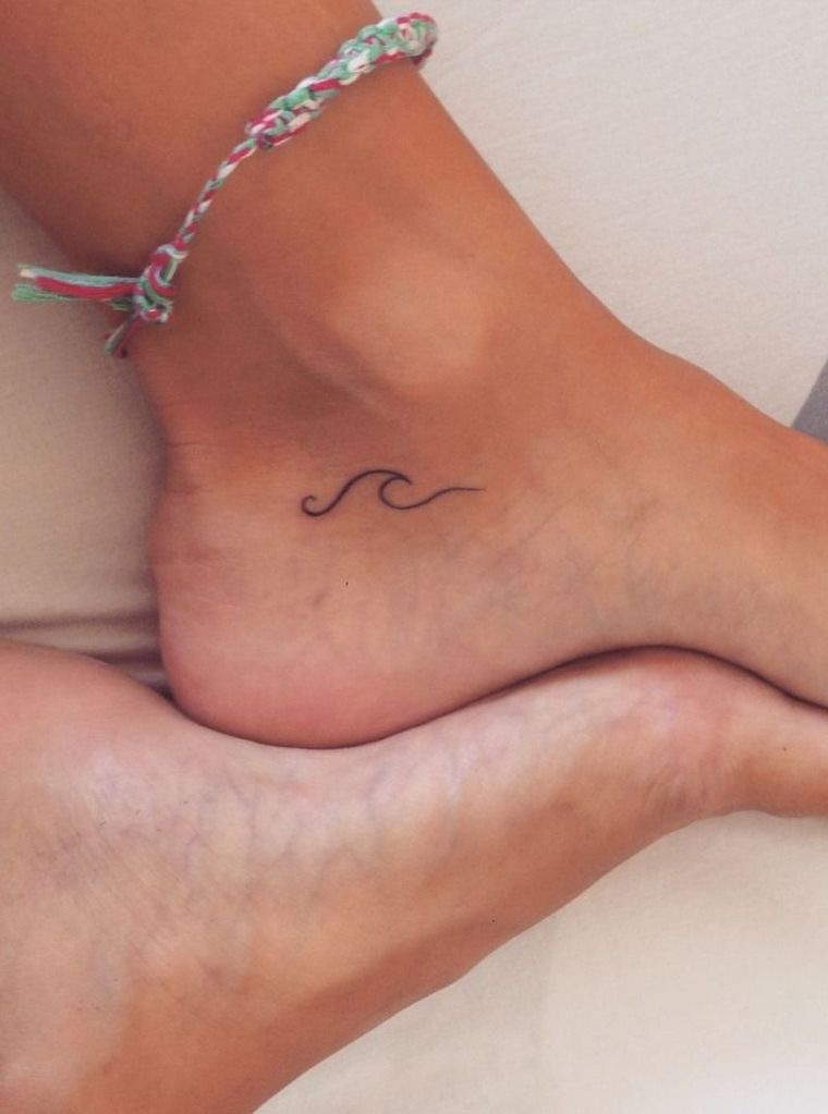 premier tatouage femme discrétion sur cheville