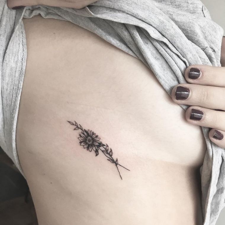 premier tatouage femme fleur corps