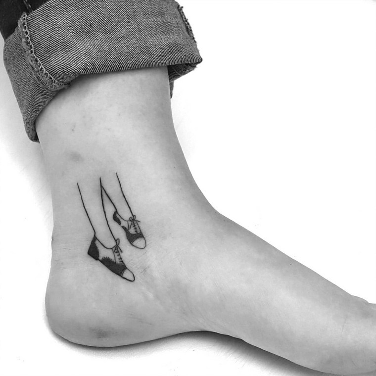 premier tatouage femme jambes croisées