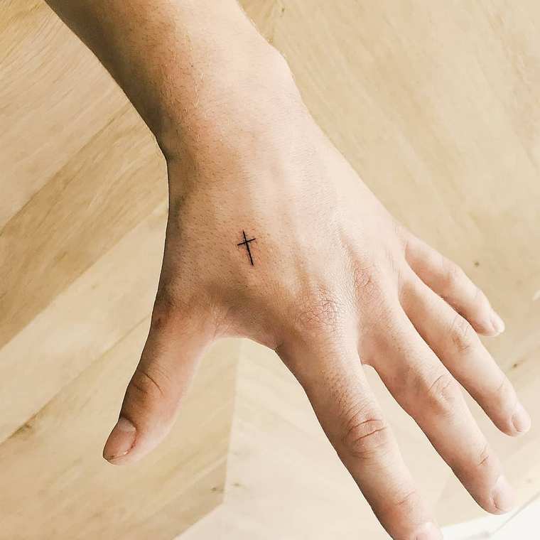 premier tatouage femme petite croix