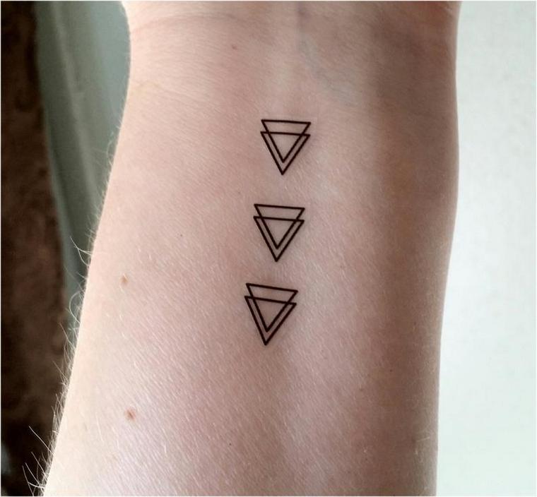 premier tatouage femme petits triangles