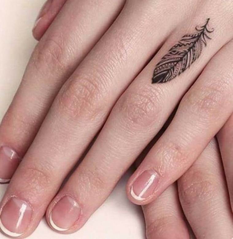 premier tatouage femme plume