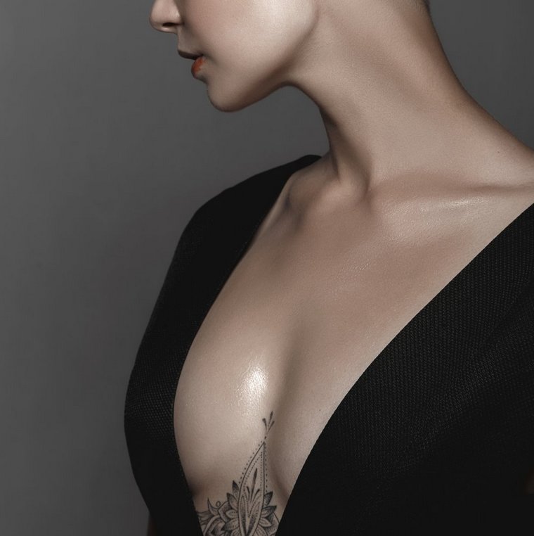 premier tatouage femme poitrine