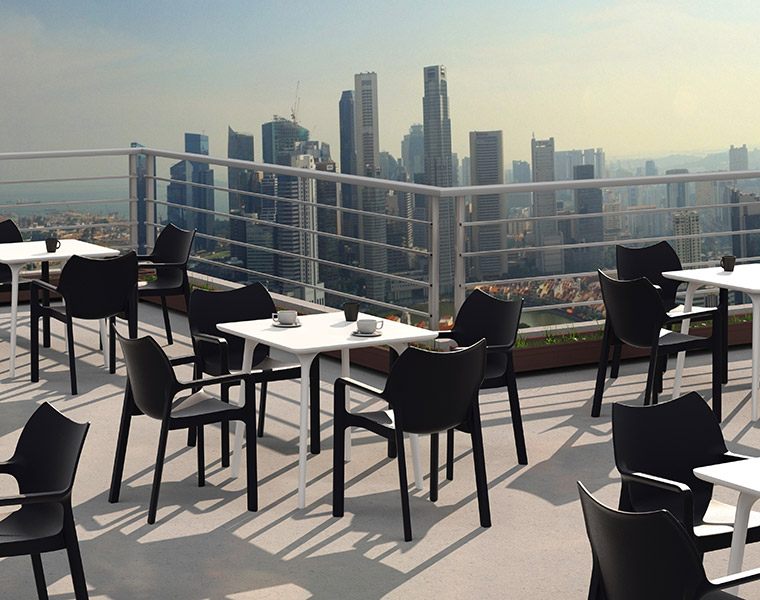table de jardin chaises noires deco de terrasse moderne