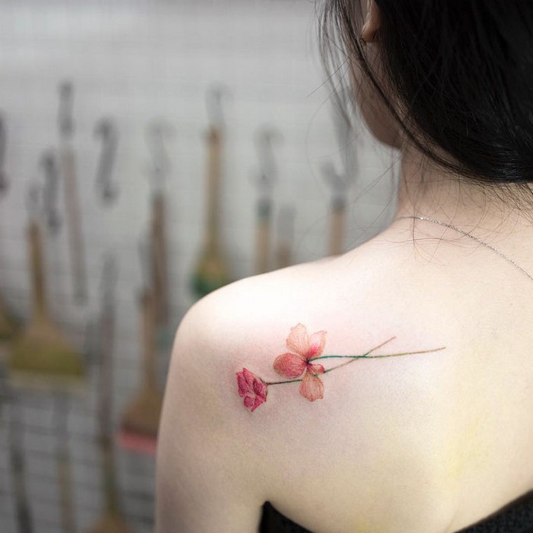 tatouage tendance 2019 tatouage fleur épaule