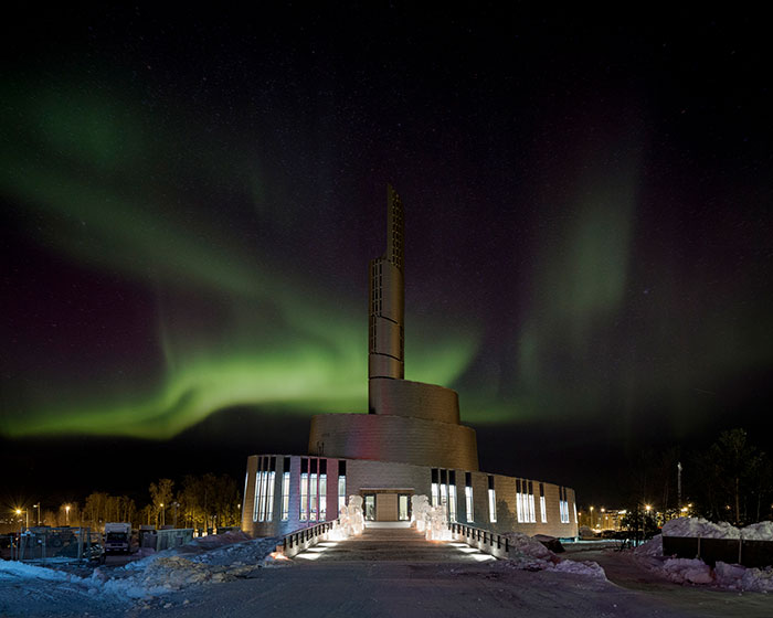 architecture moderne cathédrale des aurores boréales norvège
