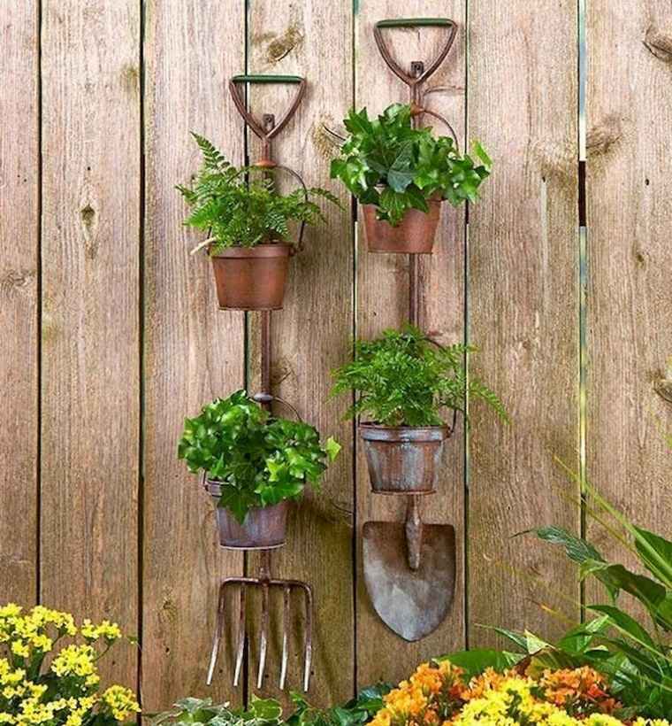 déco jardin - pots de fleurs sur clôture en bois