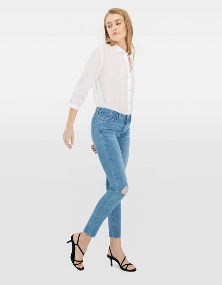 jeans femme dechire avec chemise blanche