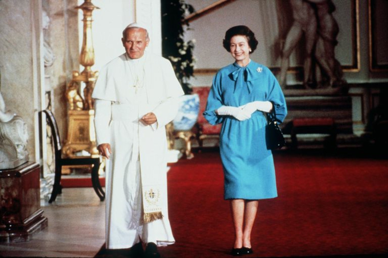 Reine Elizabeth II et le pape Jean Paul II