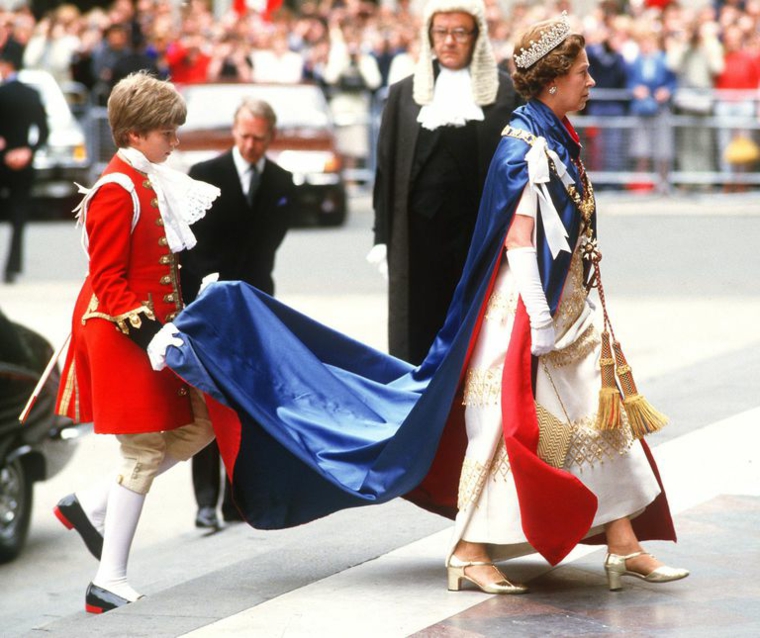 Robe officielle reine d’Angleterre
