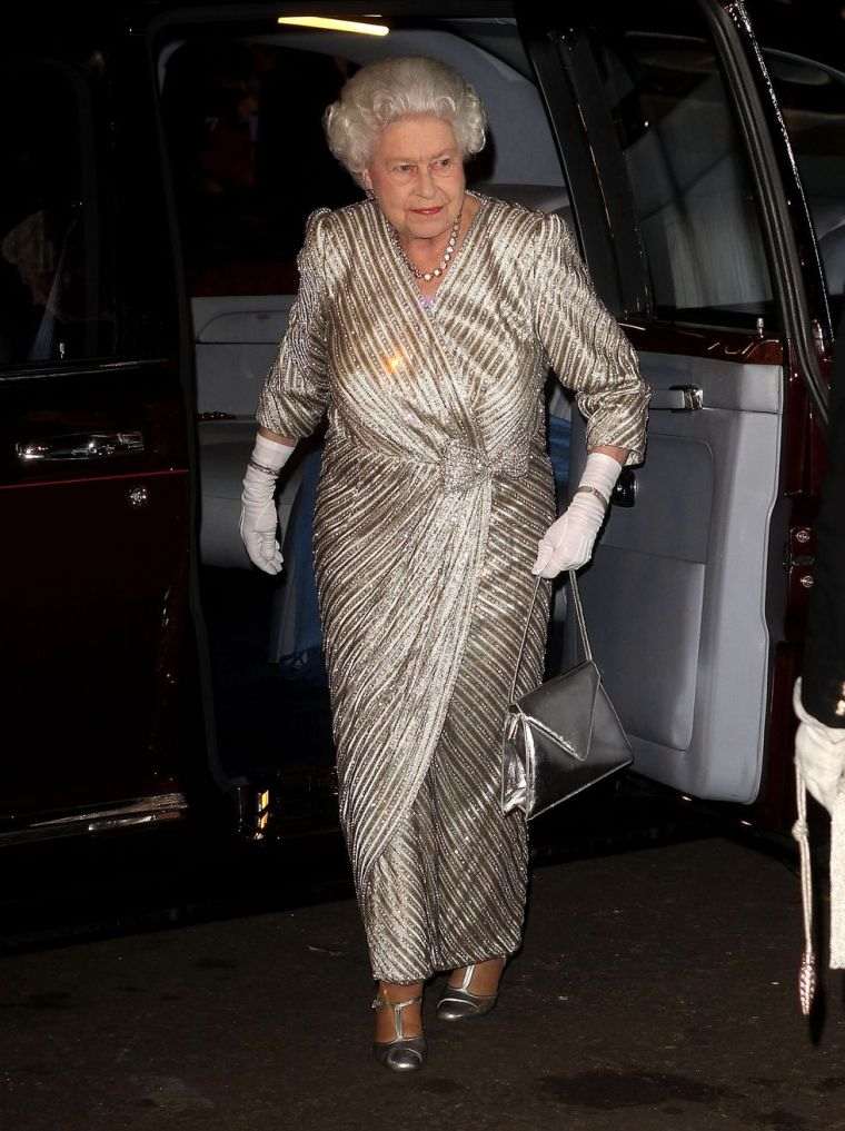 2012 tenue officielle reine d’Angleterre