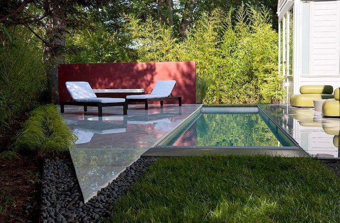 Terrasse de piscine moderne