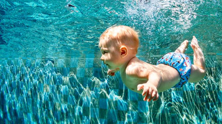 apprendre à nager bas âge