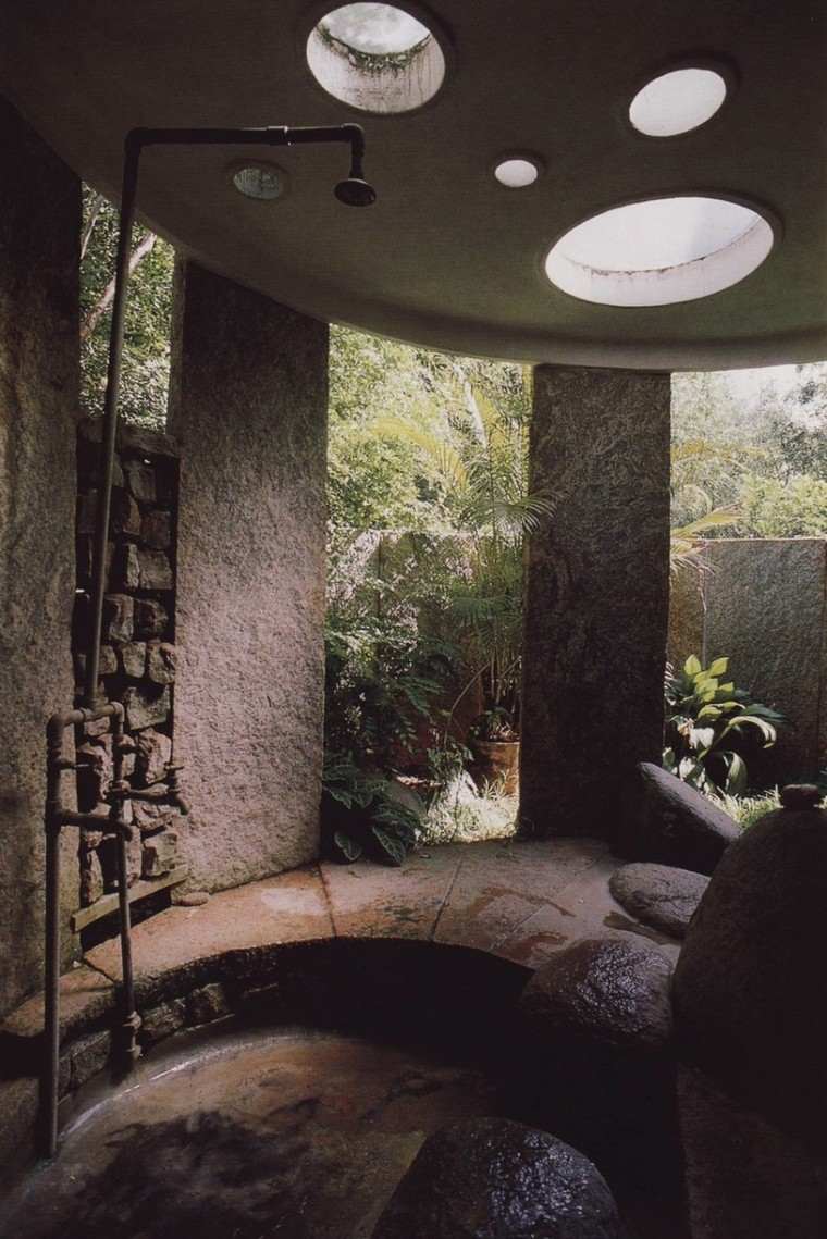douche de jardin construction imitant grotte