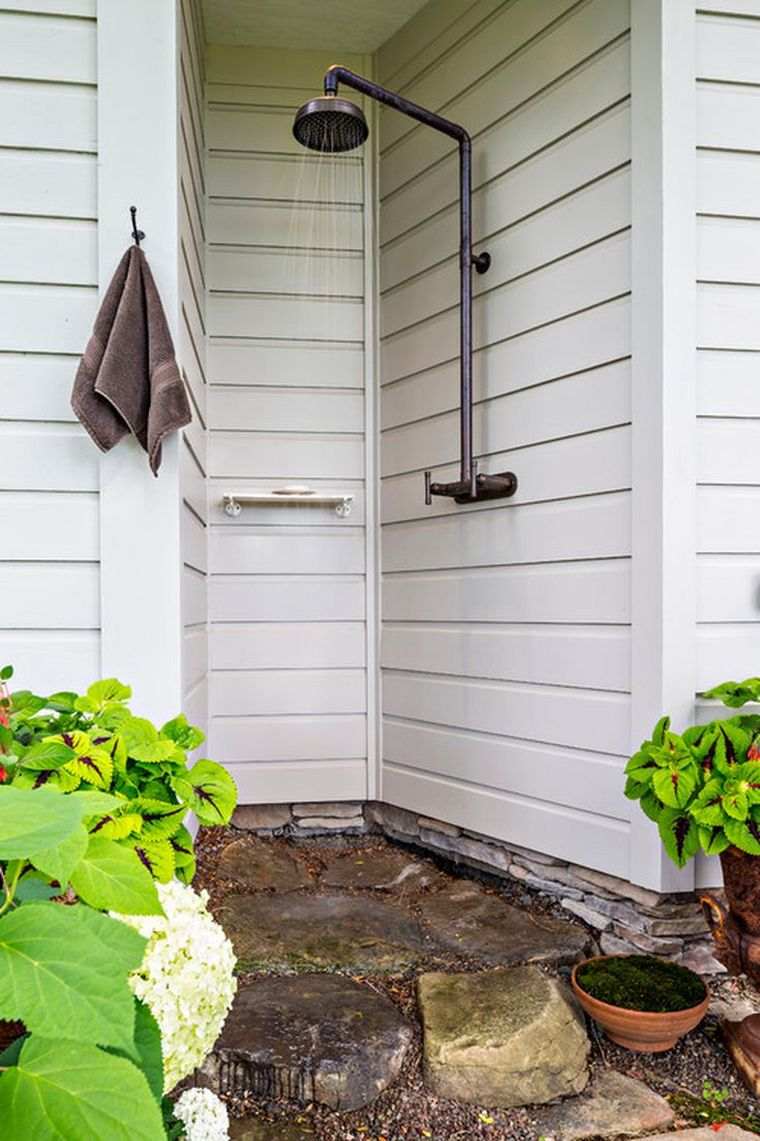 douche de jardin simplissime contre façade maison
