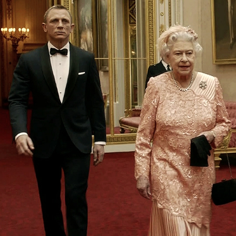 James Bond reine Elizabeth