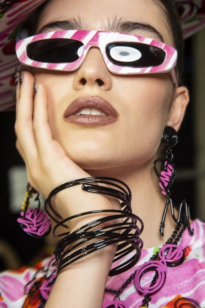 lunettes de soleil tendance 2019 montures avec motifs femme Moschino