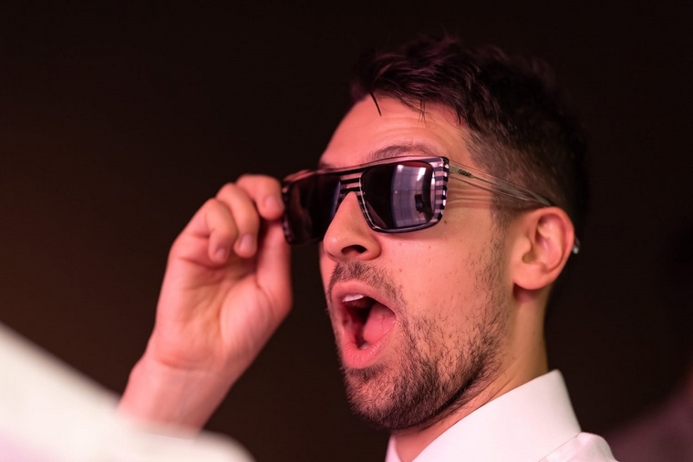 lunettes de soleil tendance 2019 montures avec motifs homme Hugo
