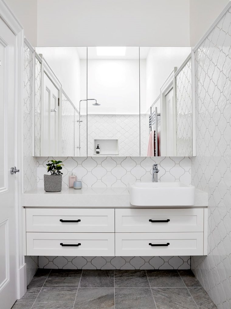 Salle de bain en blanc - Bryant Alsop - maison Elgin
