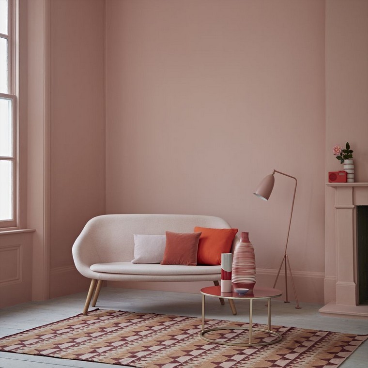 canapé blanc intérieur tendance design 2019 rose corail coussins tapis de sol