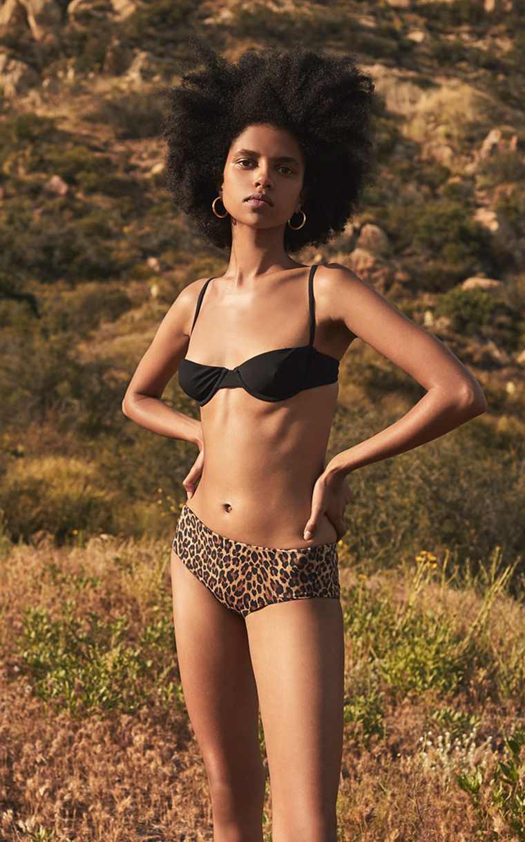 tenue de plage - accessoires - bikinis aux motifs léopard